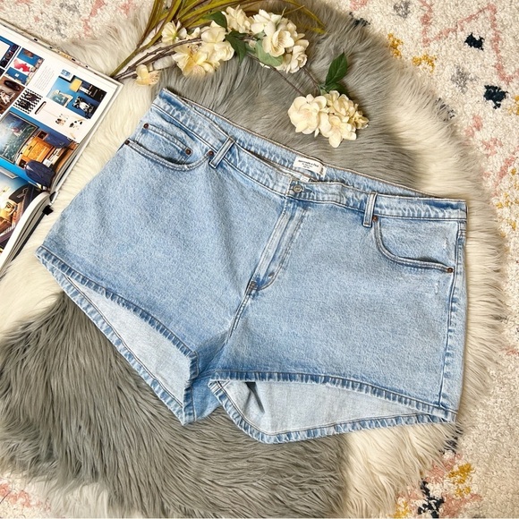 NEW Abercrombie The Mom High Rise Curve Love Plus Women’s Denim Shorts Sz 22 - Picture 1 of 8